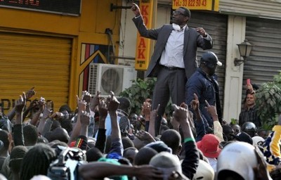 Le chanteur et opposant sénégalais Youssou Ndour lors d'une manifestation à Dakar le 21 février