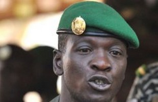 Le capitaine Amadou Sanogo, chef de la junte malienne, le 3 avril 2012 dans le camp militaire de Kati, près de Bamako © AFP Issouf Sanogo