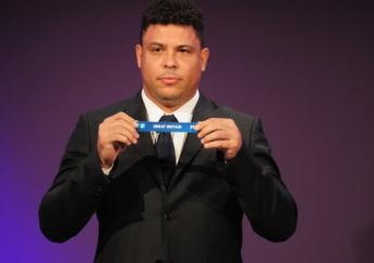 La légende du football brésilien, Ronaldo, a participé au tirage au sort pour le tournoi olympique de football.