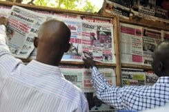 Des Maliens regardent des Une de journaux à Bamako  © AFP