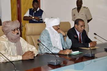 Une délégation de rebelles touareg, dont le représentant du MNLA Ibrahim Ag Mohamed Assaleh (d), le 9 juin 2012 à Ouagadougou. (photo archives)