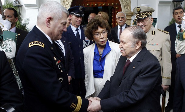 Algeria's President Abdelaziz Bouteflika (R) shakes hands with Gen. Carter Ham, head of the US military's Africa Command (AFRICOM), after their meeting at the Presidential Palace in Algiers, Sept. 30, 2012. (photo by REUTERS)