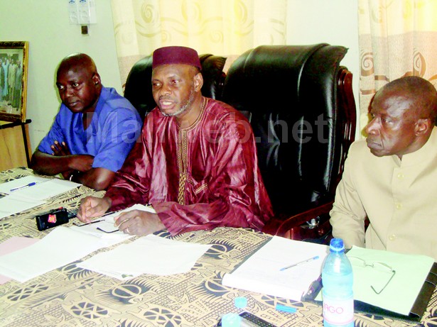 Le président de la CENI Mamadou Diamountani entre le premier vice-président, Issa Kampo et le premier questeur, Ousmane Thera