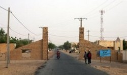 Des personnes marchent dans une rue de Tombouctou, au Mali, le 13 avril 2008 (AFP)