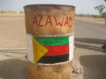 Un tonneau peint aux couleurs du MNLA à la frontiere du Mali et du Niger.