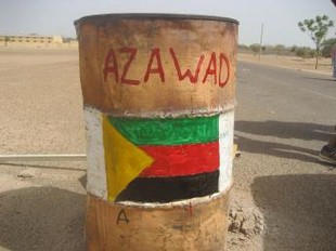 Un tonneau peint aux couleurs du MNLA à la frontiere du Mali et du Niger. RFI