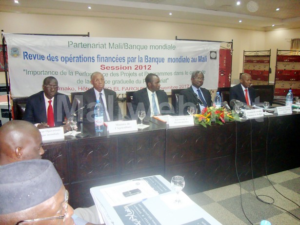 Les ministres ainsi que le Directeur des opérations de la Banque mondiale