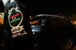 Un policier libyen sur les lieux d'un attentat à Benghazi © AFP