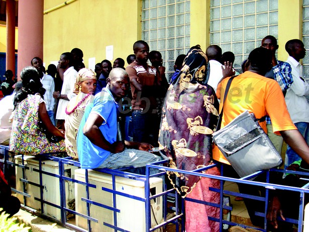 Les élèves devant un guichet d'Ecobank (photo archives)