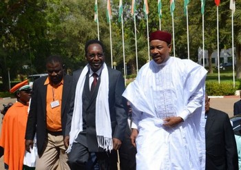 Le président du gouvernement par intérim malien Dioncounda Traoré et le président nigérien Mahamadou Issoufou (d) à Niamey le 2 décembre 2012 © AFP