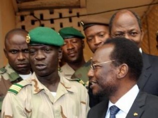 Le capitaine sanogo (g) ici aux côtés du président par intérim Dioncounda Traoré, le 9 avril 2012. AFP