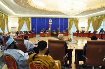 Des membres du gouvernement malien, du groupe Ansar Dine et du MNLA à Ouagadougou le 4 décembre 2012 (photo archives)