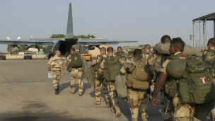 french_troops_boarding_ndjamena
