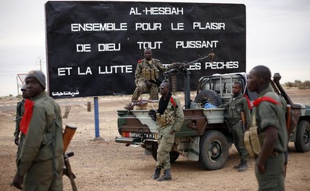 Des soldats maliens à l'entrée de Gao, le 28 janvier. | AP/