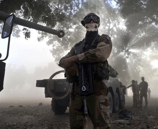 un-soldat-francais-portant-un-masque-de-tete-de-mort-a-niono-photo-afp