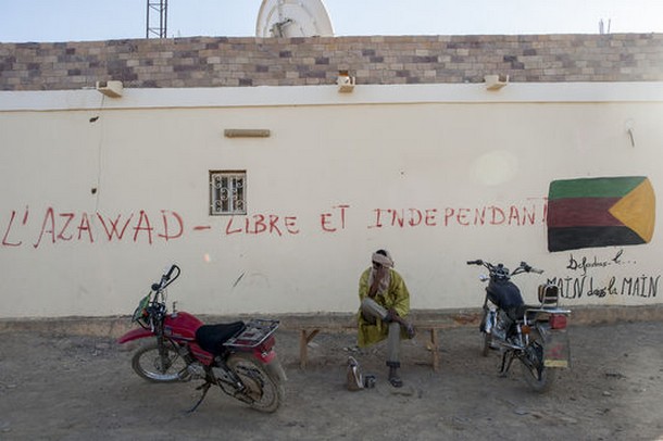 Un graffiti dans le centre de Kidal. Sur la droite, le drapeau de l'Azawad. | Sylvain Cherkaoui / COSMOS pour Le Monde (photo archives)