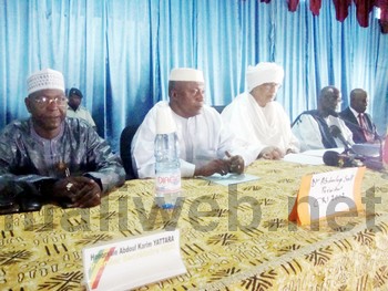 Une vue du présidium lors des travaux, Abdoulaye Sall et à sa gauche, celui du HCC, Oumarou Ag Mohamed