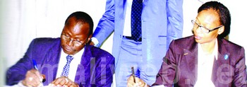 La directrice générale Mme Doye Bintou Touré et le président de la coopérative d'habitat des mines Alphonse Koné lors de la signature.