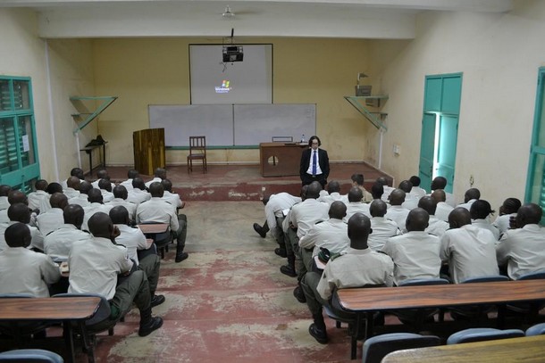 Le professeur Danic Parenteau 20657 en classe à l’École militaire interarmes (ÉMIA). Photo: http://everitas.rmcclub.ca