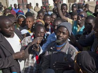 Un homme soupçonné d'avoir collaboré avec les jihadistes, entourré par des habitants, à Gao. (photo archives) REUTERS