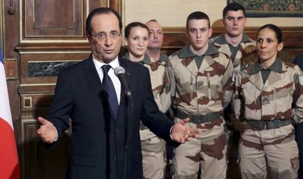 Le président Francois Hollande avec des soldats du 126e régiment d'infanterie avant leur départ pour le Mali, à Tulle, le 19 janvier 2013. (AFP)