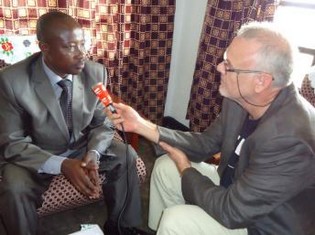Jean-Marie Runiga, président du M23 (G) et Bruno Minas de RFI.
