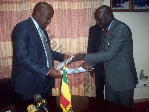 Echange de documents entre le ministre Malick Coulibaly et le chef de la section de la coopération internationale de la CPI, Amady Ba