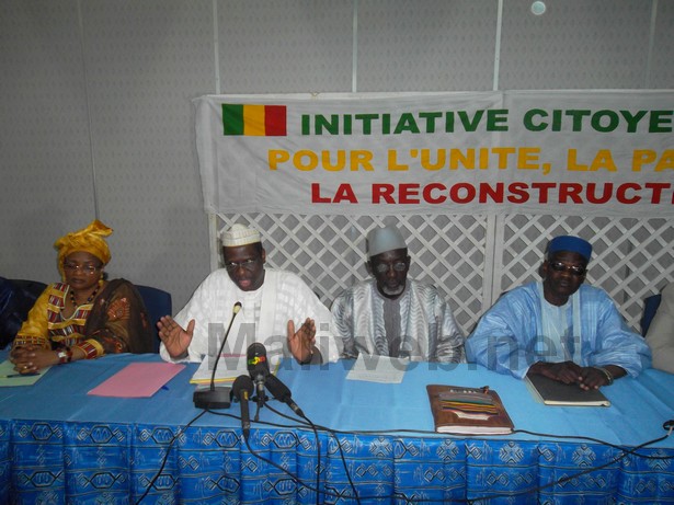 Au centre Me Tall et le Col. Youssouf Traore