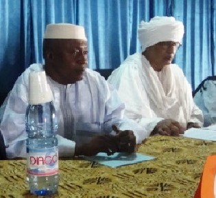 A gauche le président de CRI-2002 et celui du Haut conseil des collectivités