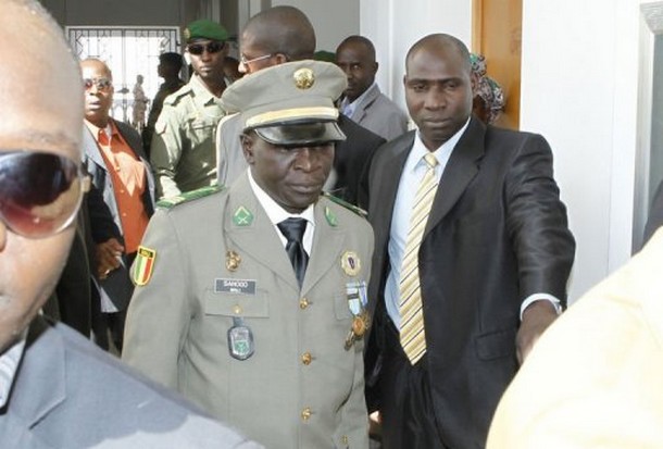 Le capitaine putschiste Amadou Haya Sanogo (c) arrive à Koulouba pour son investiture, le 13 février 2013  © AFP