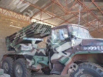 Un «Petourse» qui porte une rame de lancement des missiles
