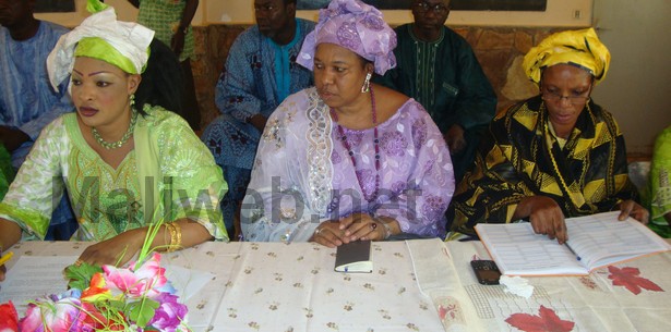 Mme Gologo Aminata Diarra, (bazin vert) présidente nationale du mouvement des femmes Codem