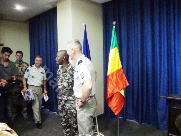 Le général de brigade Ibrahim Dahirou Dembélé et le commandant en chef de EUTM, général François Lecointre