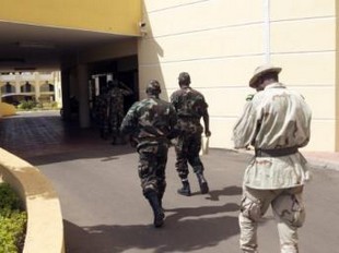 Des représentants des bérets rouges, fidèles au président renversé ATT, s'apprêtent à rencontrer le Premier ministre malien à Bamako. AFP