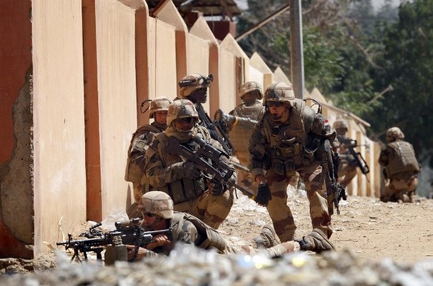 Des soldats français los de combats dans la ville de Gao, au nord du Mali.