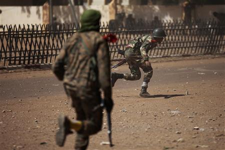 Soldats maliens cherchant à se mettre à couvert lors de combats avec des islamistes présumés à Gao.  REUTERS