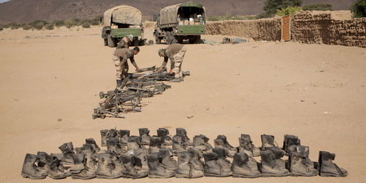  Des rangers et des armes trouvées dans les cachettes des djihadistes.
