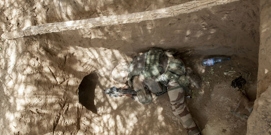 Devant une cache de djihadistes.