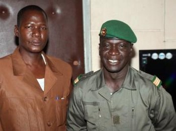Le journaliste Boukary Daou (G) pose avec le capitaine Sanogo (D) après une interview. AFP 