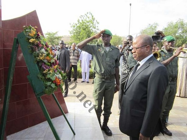 Le PM Django Cissoko lors du dépôt de gerbe au  monument Cabral