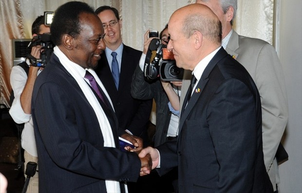 Le ministre français de la Défense Jean-Yves Le Drian s`est entretenu avec les autorités de transition maliennes vendredi 08 mars 2013 à Bamako 