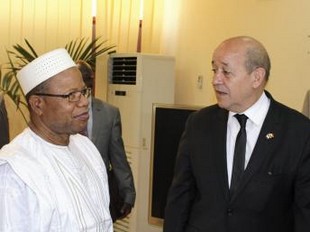 Le ministre français de la défense Jean-Yves Le Drian (d) s'est entretenu avec le Premier ministre malien Diango Cissoko. Bamako, le 8 mars 2013. REUTERS