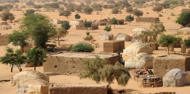 Un hélicoptère Puma survole un village entre Gao et Bourem, au nord du Mali
