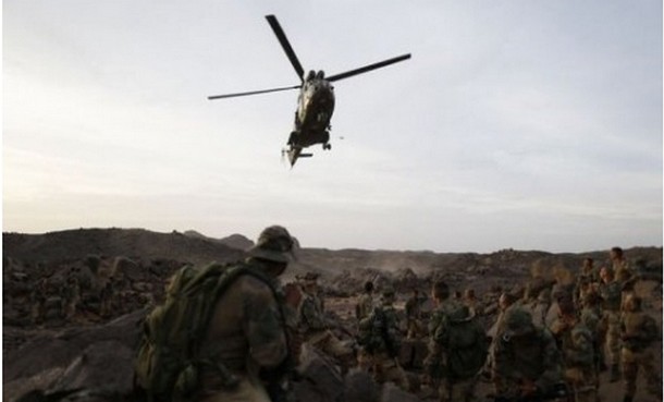 Une chaleur de four, un enfer de poussière et de roche noire acérée, un ennemi invisible mais que l'on sait tout proche : dans l'Adrar des Ifoghas, aux confins du Mali et de l'Algérie, les soldats français traquent les combattants islamistes.