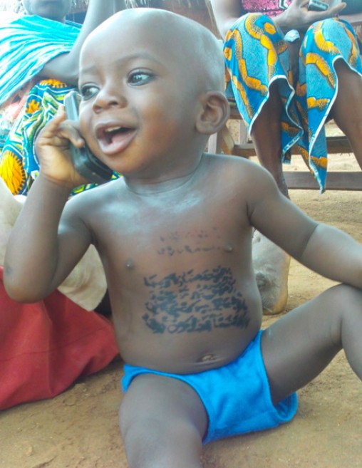 Ismaël Kandé, un enfant de 18 mois avec le corps couvert de versets du Saint Coran