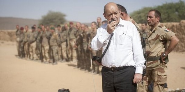 Le ministre de la défense, Jean-Yves Le Drian, rend visite aux troupes françaises près de Tessalit, le 7 mars 2013, au nord du Mali. | Sylvain Cherkaoui / COSMOS pour Le Monde
