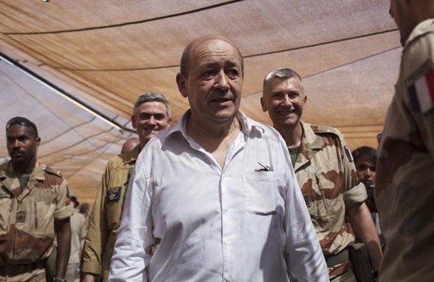 Le ministre de la Défense Jean-Yves Le Drian, sur la base militaire de Gao, au Mali, le 7 mars 2013. REUTERS/JOE