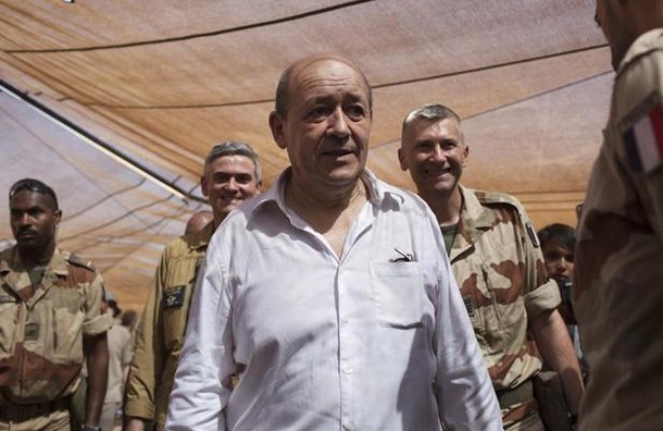 Le ministre de la Défense Jean-Yves Le Drian, sur la base militaire de Gao, au Mali, le 7 mars 2013. REUTERS/JOE 