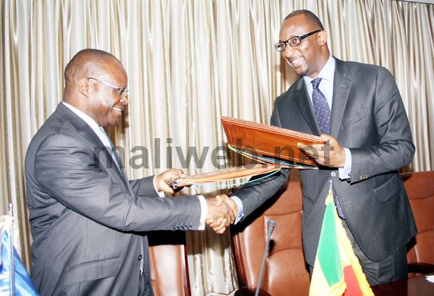 Poignée de mains entre le ministre Tieman Coulibaly et le coordinateur résident du système des Nations Unies au Mali, Aurélien A Agbenonci après la signature du cadre conjoint