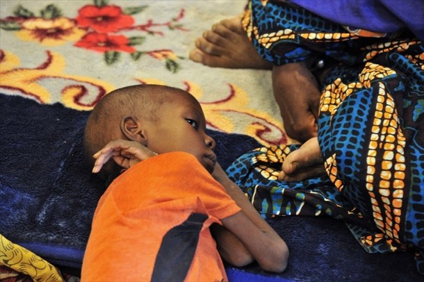 Humanitaire : crise alimentaire aggravée par le conflit au Mali Jeudi 19 Juin 2012. Sahel Nord du Mali, Photo : maman des enfants touchés par la malnutrition